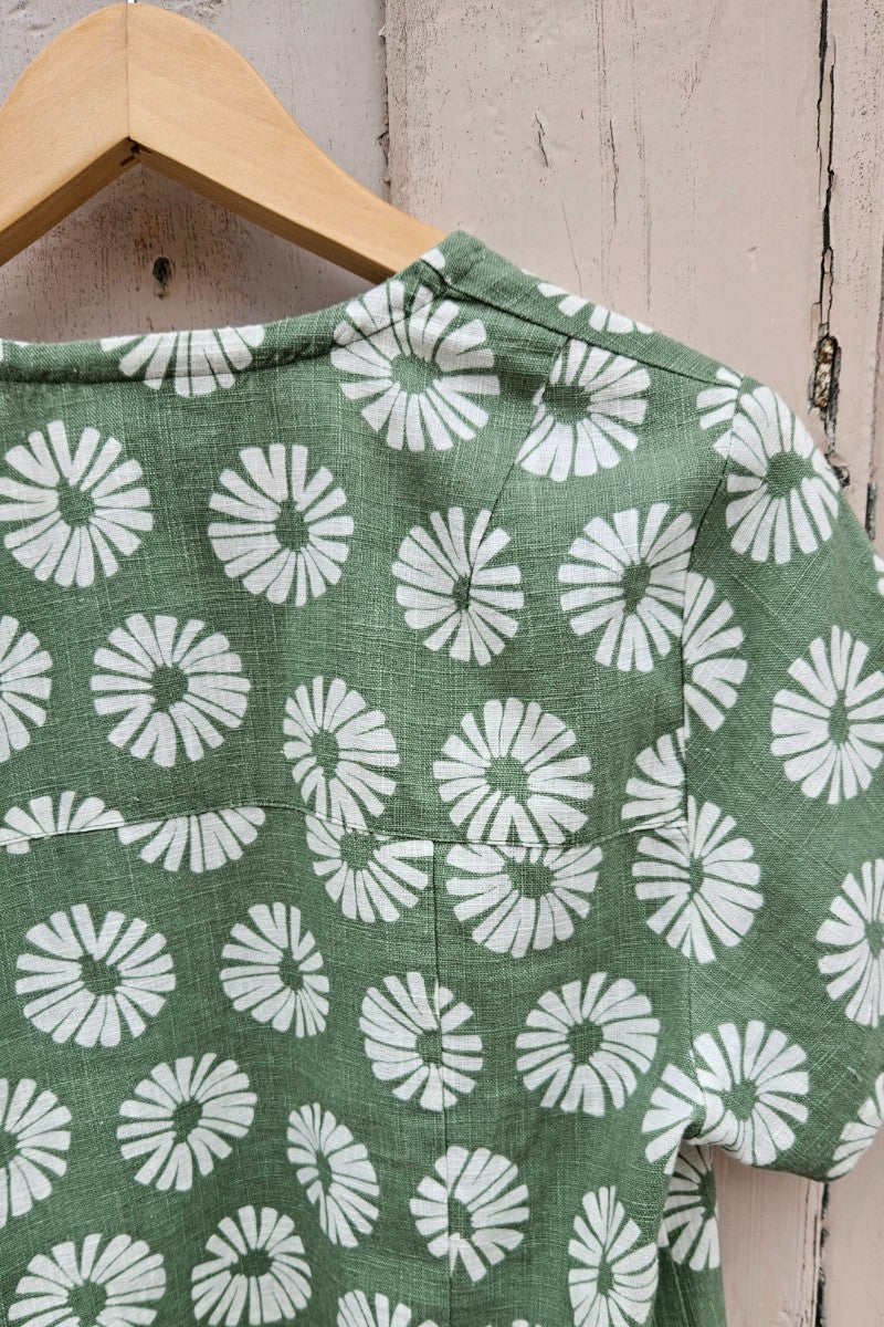 Mjukt formad basklänning i linviscose