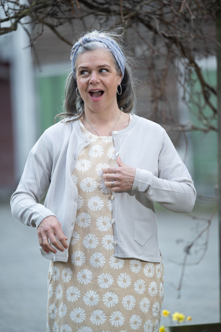 Mjukt formad basklänning i linviscose