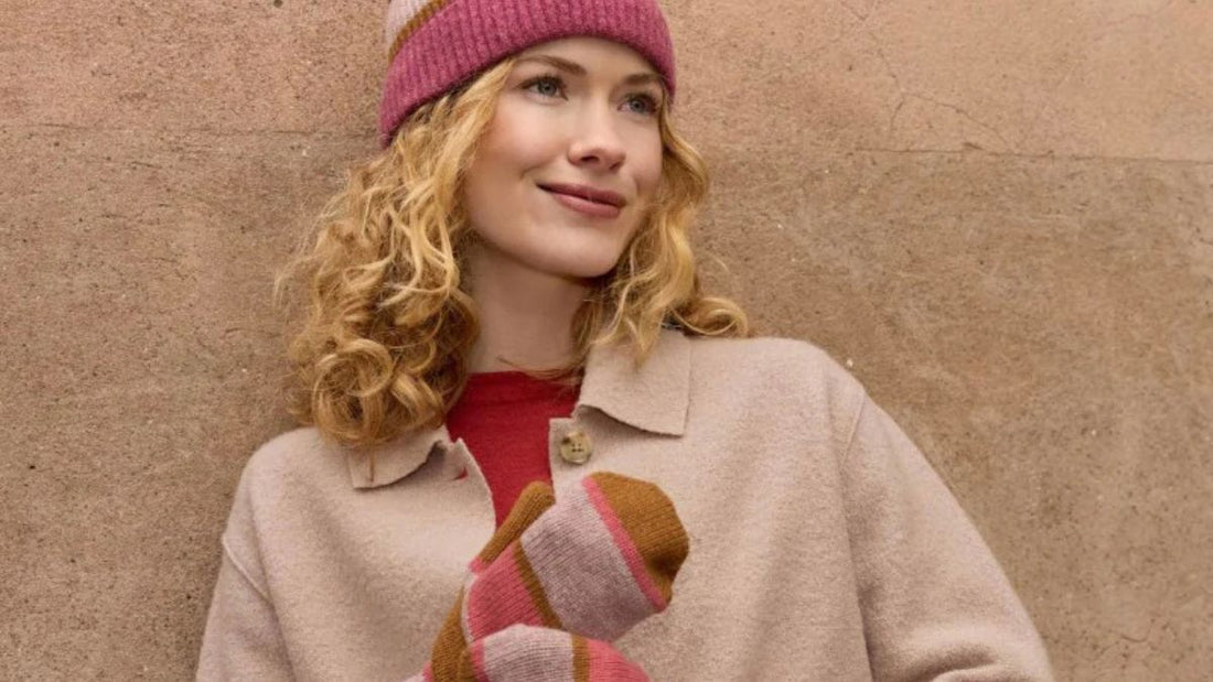 Kvinna med höstig beige ulljacka och härliga rosa stickade vantar