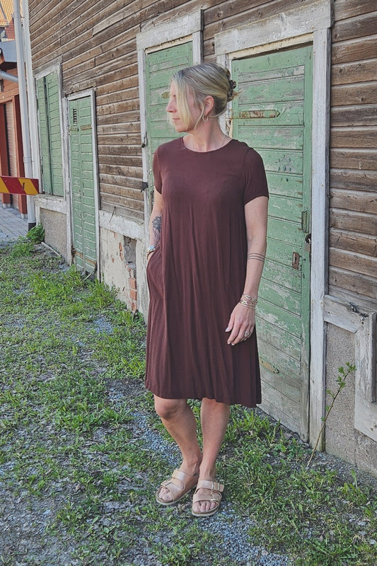 Crepeklänning - Karin Sömmare - Brun - XS - 154X - Brun - XS
