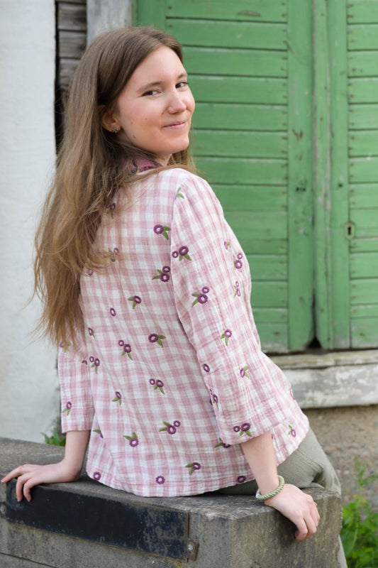 Kragblus i dubbel silduk med broderier - Karin Sömmare