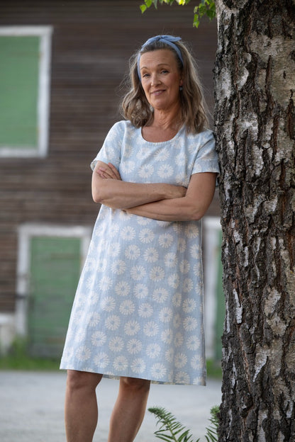 Mjukt formad basklänning i linviscose