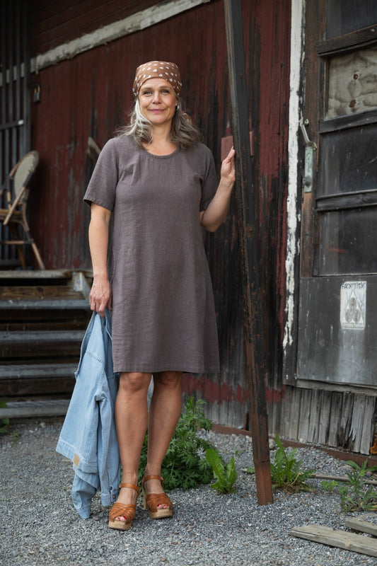 Mjukt formad basklänning i hellinne - Karin Sömmare - Brun - XS - 515L - Nougatbrun - XS