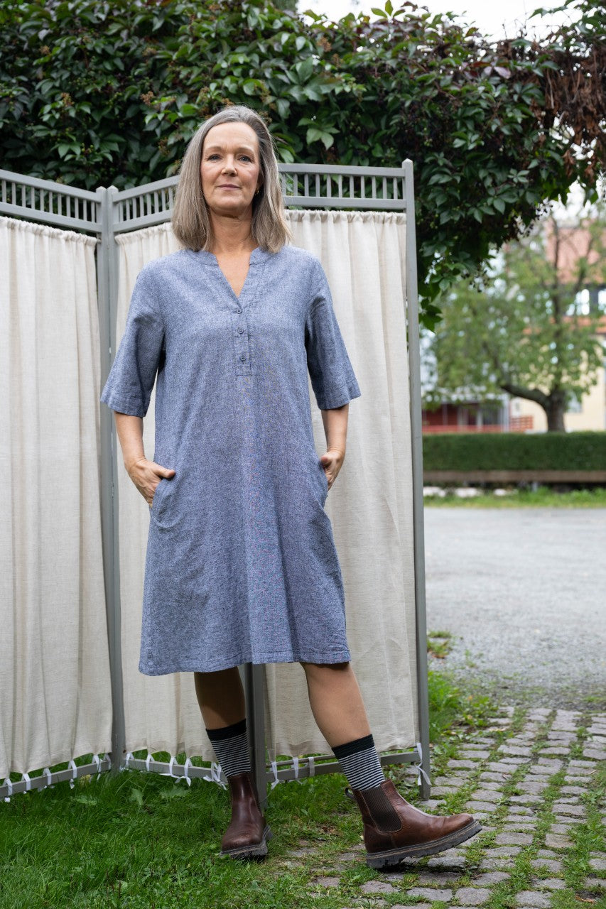 Pippiklänning med knäppning - Karin Sömmare - Grått - XS - 123 - gråblå - XS