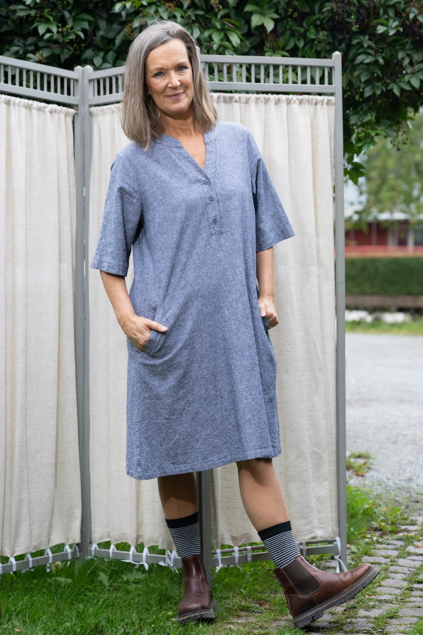 Pippiklänning med knäppning - Karin Sömmare