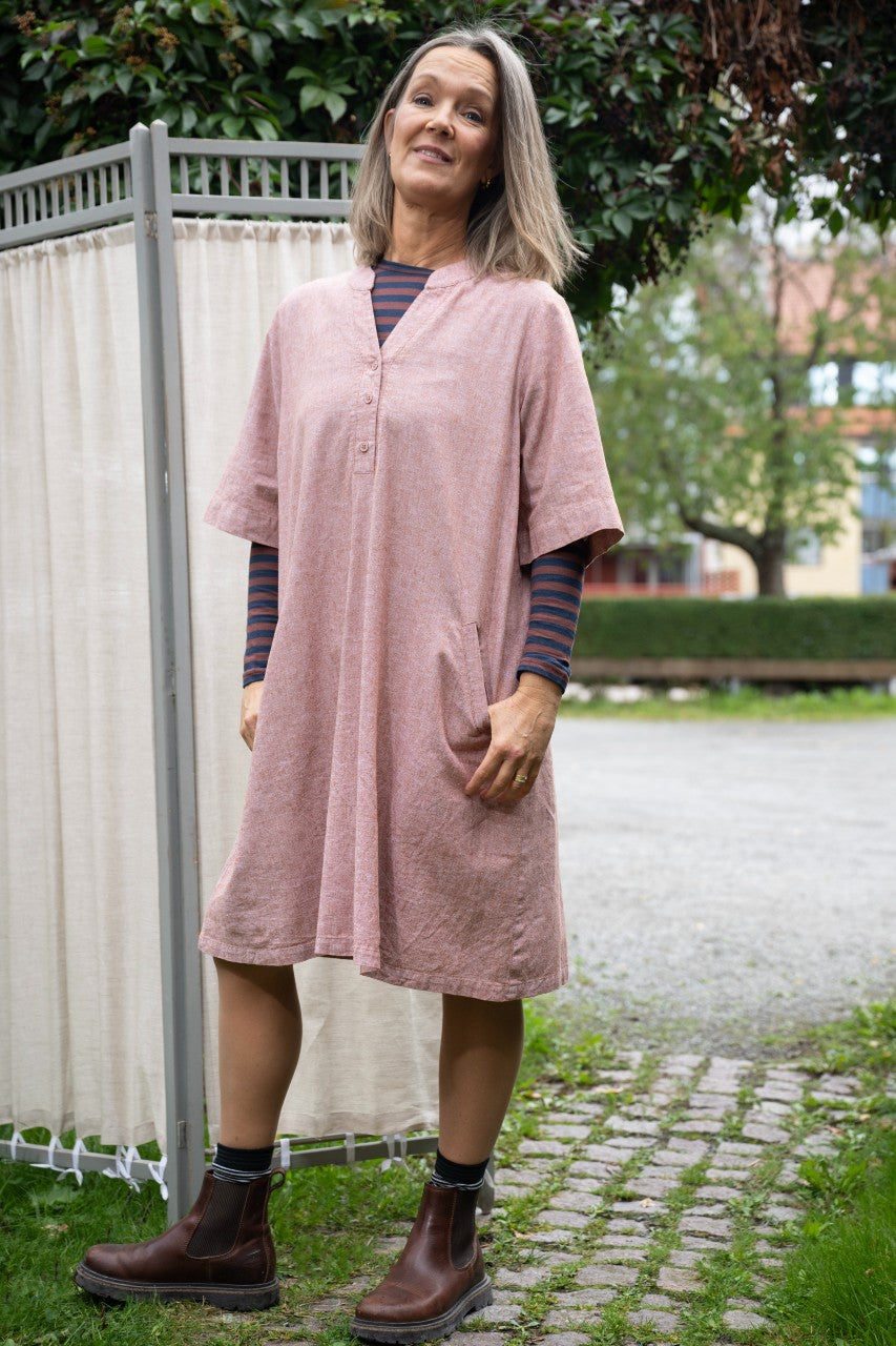 Pippiklänning med knäppning - Karin Sömmare - Röd - XS - 123 - korall - XS
