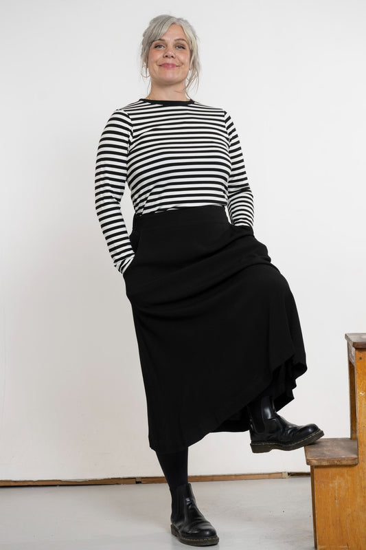 Klockad kjol i viscosecrepe - Karin Sömmare